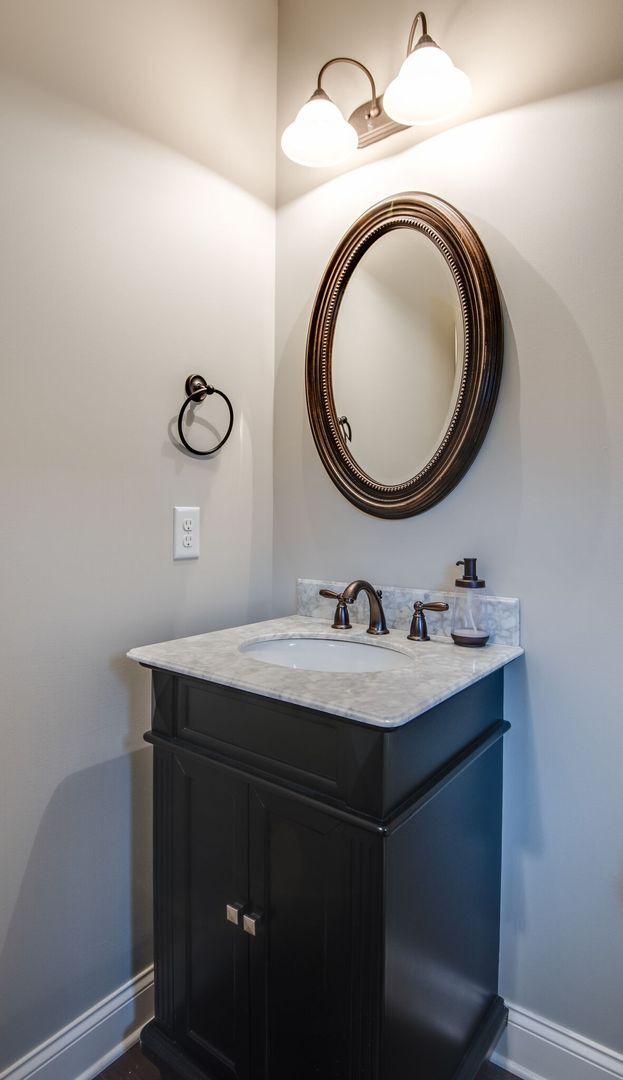 Building Photo - 3 Bed, 2.5 Bath End Unit Townhome w/ Garage
