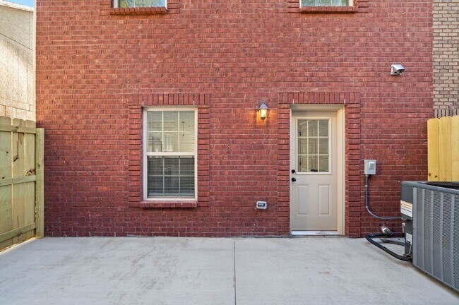 Building Photo - Oak St - 445