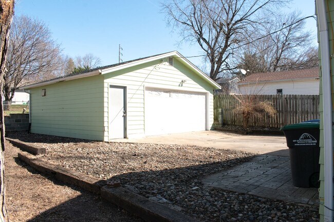 Building Photo - Cozy 1 Bedroom with 2 stall garage