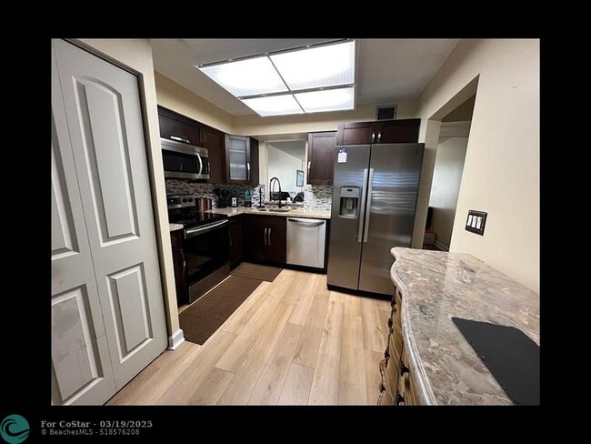 Building Photo - 7320 Lake Cir Dr