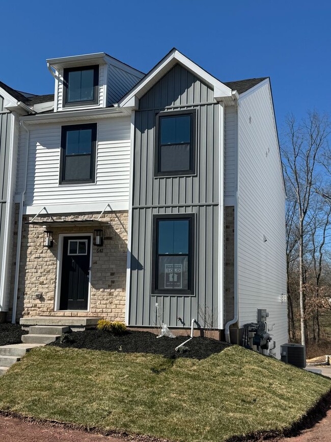 Building Photo - New Harleysville 3 Bedroom End unit Townho...