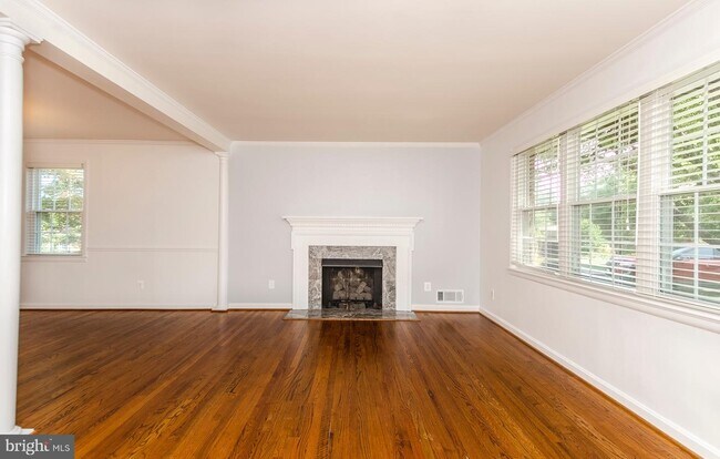 Building Photo - 628 Tazewell Rd NW