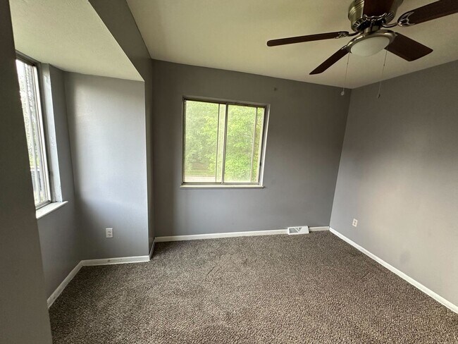 Building Photo - Discover this newly renovated 3-bedroom, 1.5-bath home in Euclid