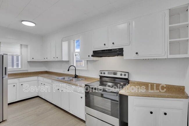 Building Photo - 121 S Terrace Ave