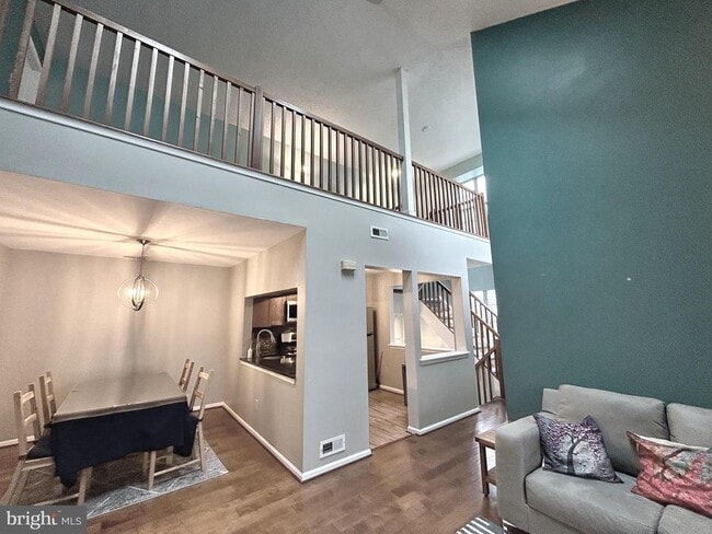 Building Photo - 904B Oliphant Ln