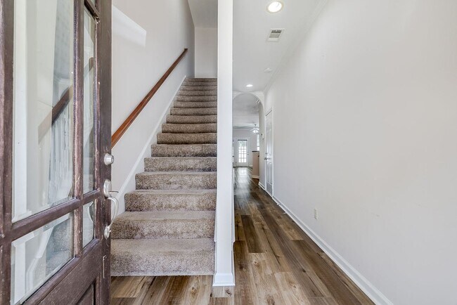Building Photo - 2 Weslyn Park Dr