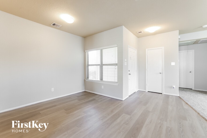 Building Photo - 7909 Big Oak Dr