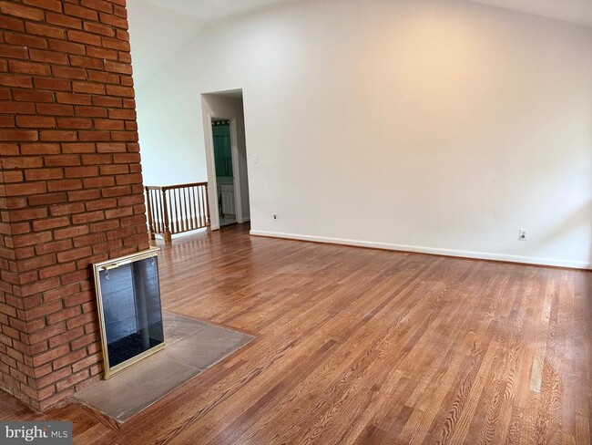 Building Photo - 5933 Rossmore Dr