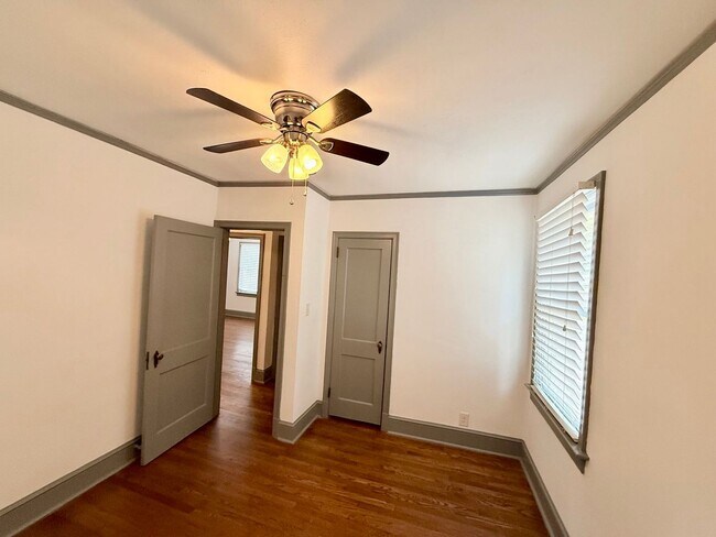 Building Photo - 3BR Normaltown Charmer