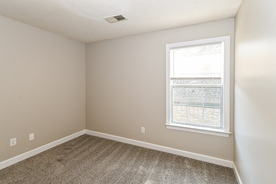 Building Photo - 8120 Woodson Dr