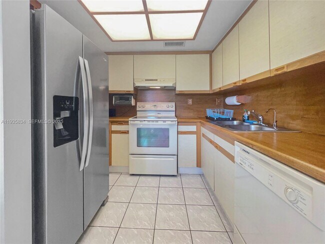 Building Photo - 9255 SW 125th Ave