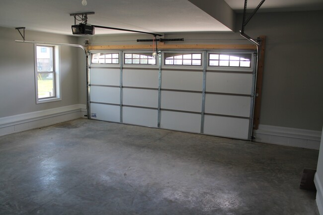 Building Photo - 264 Azalea Dr