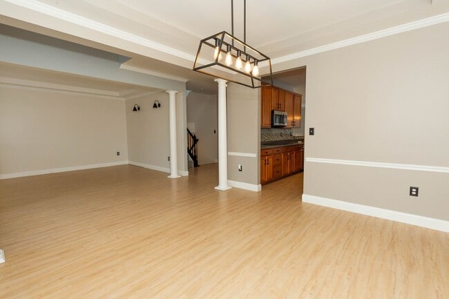 Building Photo - 4 bed, 2.5 bath Single Family Home in Char...