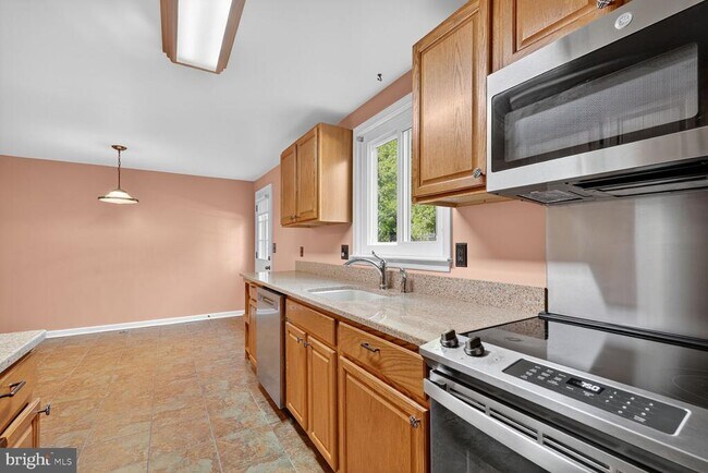 Building Photo - 5320 Larochelle Ct
