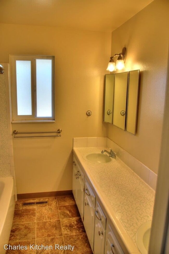 Building Photo - 4 br, 2 bath House - 1050 Holly Way