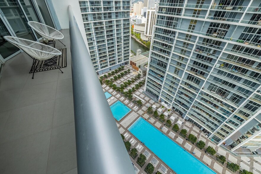 Building Photo - 495 Brickell Ave