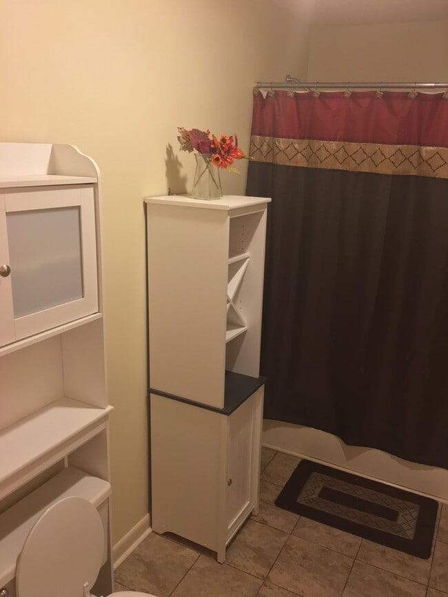 Building Photo - 5 BR 3 full BA House