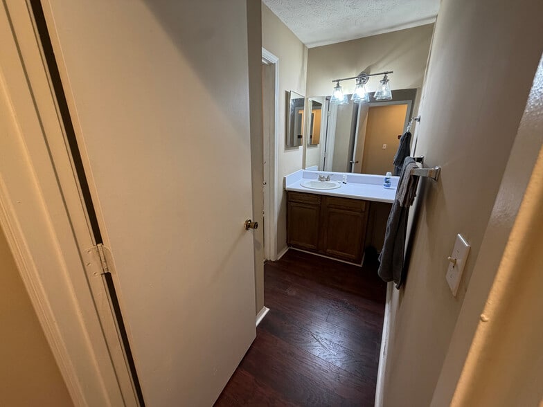 Building Photo - Room in Condo on Brockett Pl