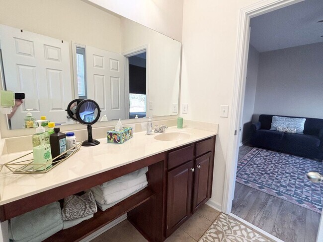 Building Photo - BEAUTIFUL HOME AVAILABLE APRIL 1ST