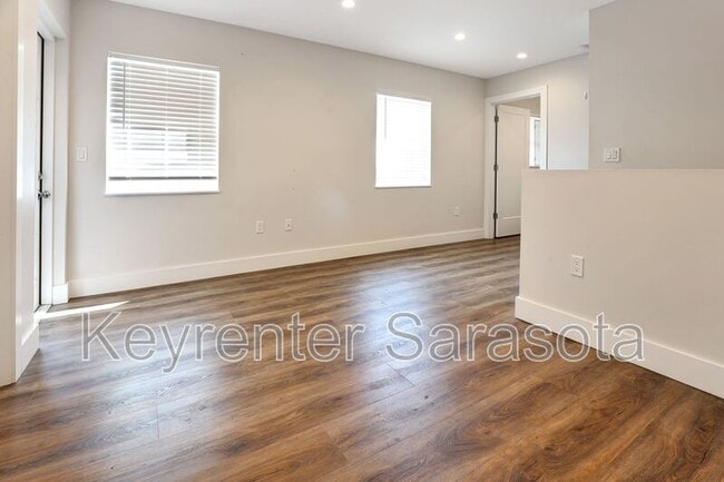 Building Photo - 2066 Roselawn St