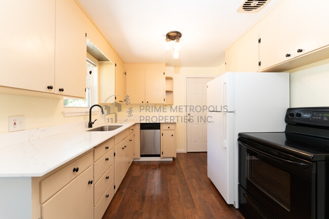 Building Photo - 410 S 116th St