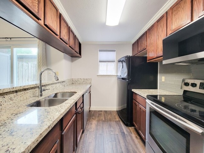 Building Photo - Medical Center Living at Its Best – Poolsi...