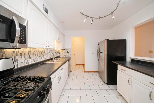 Building Photo - 5300 Carriage Way Dr