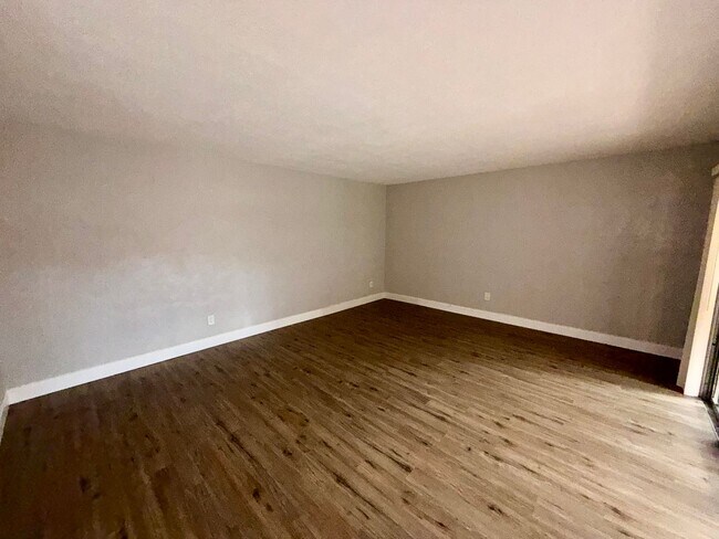 Building Photo - $1600-$2000 P.M