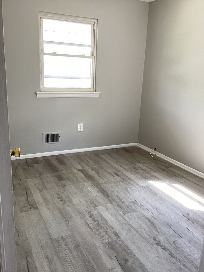 Building Photo - 3 Bedroom Ready for move in!