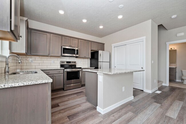 Building Photo - Charming & Modern Townhouse in Meridian!