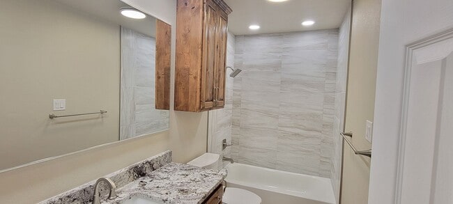 Building Photo - UPDATED COLONIAL PARK CONDO