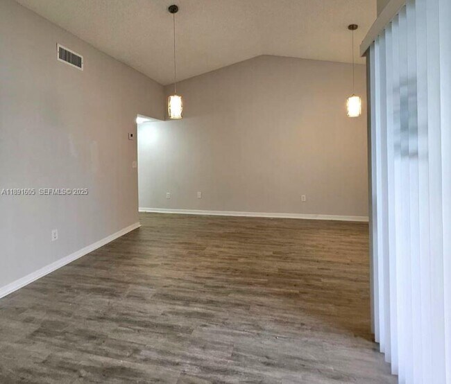 Building Photo - 1024 S Independence Dr