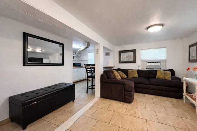 Building Photo - 4111 Oleander Dr