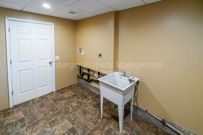 Building Photo - 2324 E South Crescent Ave