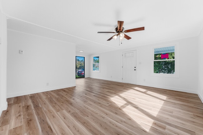 Building Photo - 702 E Park Ave