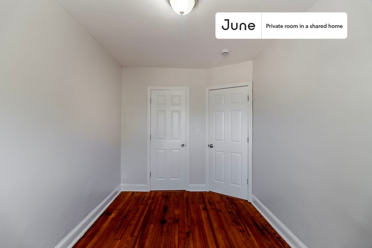 Building Photo - Room in Shared 4 bed/1 bath home