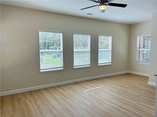 Building Photo - 704 E Johnson Ave