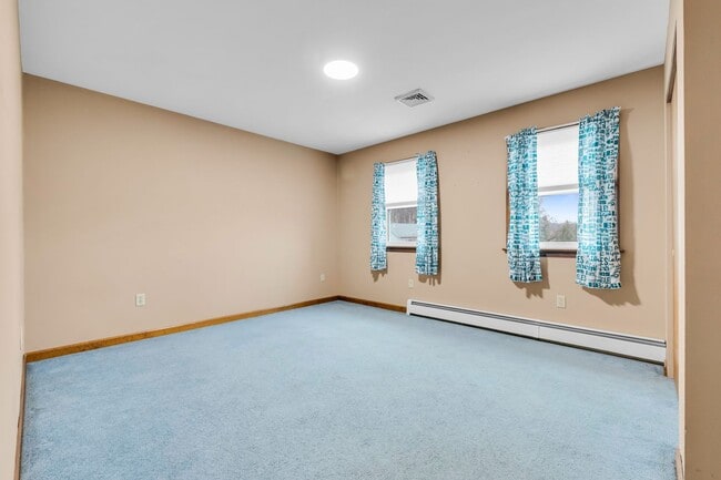 Building Photo - Family-Friendly 4-Bed Home with Pet-Friendly Yard and Pool in a Quiet Neighborhood