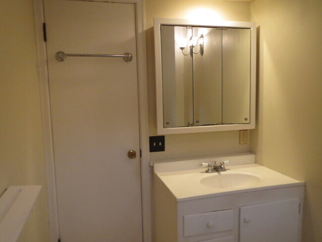 Building Photo - 1409/1411 E. Court