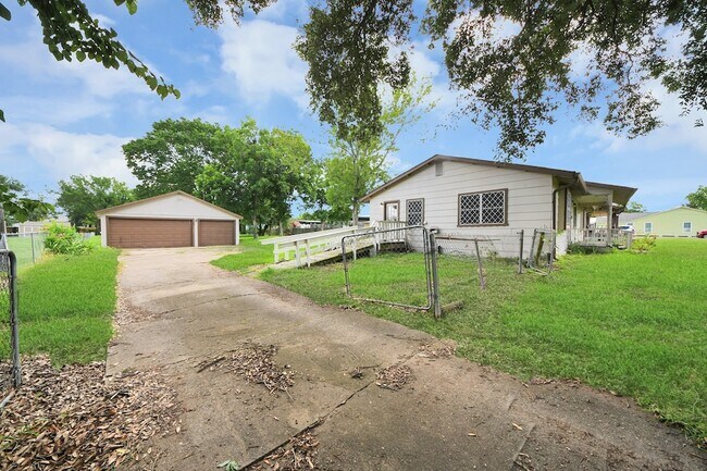 Building Photo - 535 Pampa St