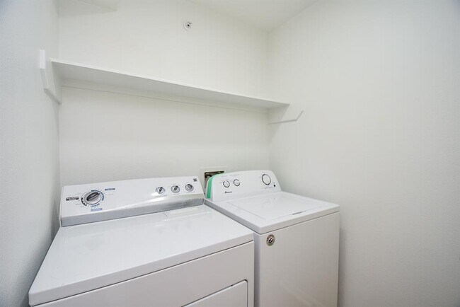 Building Photo - 8051 Bay Branch Dr