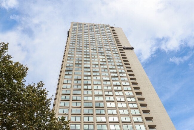 Building Photo - 65 E India Row