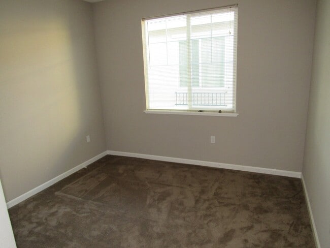 Building Photo - Beautiful 4 Bed/ 2.5 Bath Home close to Pi...
