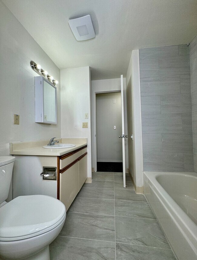 Building Photo - Charming Three Bedroom Near S. Waterfront & Macadam Ave~ Updates Throughout~ W/D Included ~ Detac...