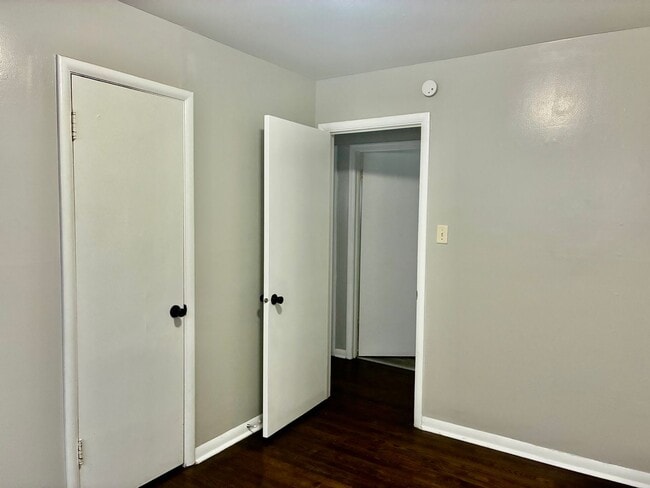 Building Photo - Gorgeous 3bed 1bath Single family house