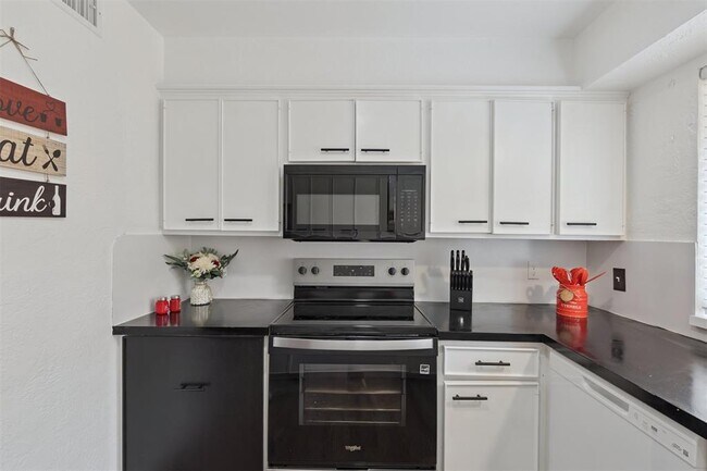 Building Photo - 12508 Green Valley Dr