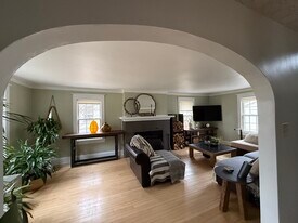 Building Photo - 1415 Grignon St