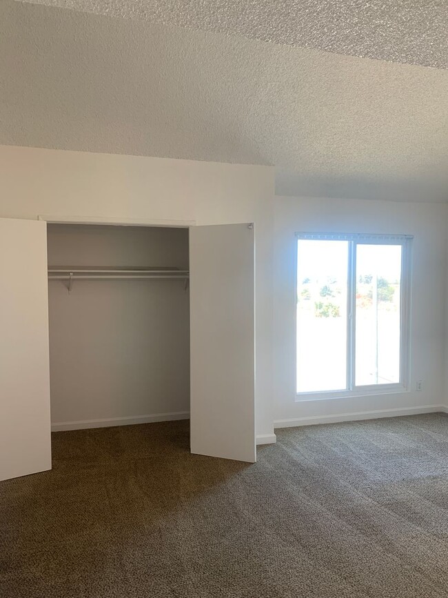 Building Photo - Lovey Townhome In Clovis!
