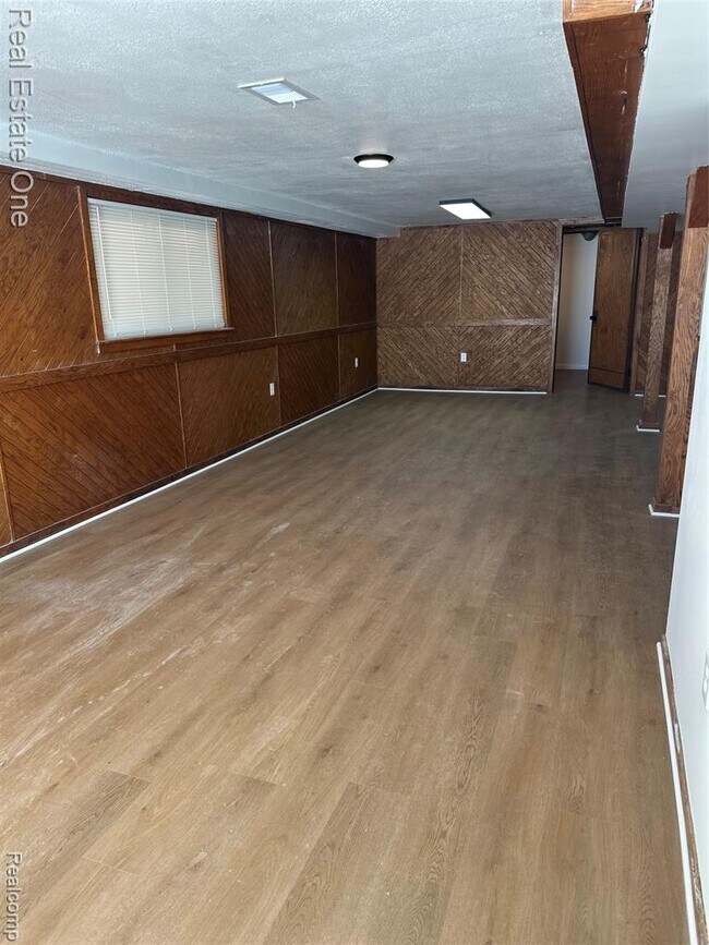 Building Photo - 1982 S Ortonville Rd