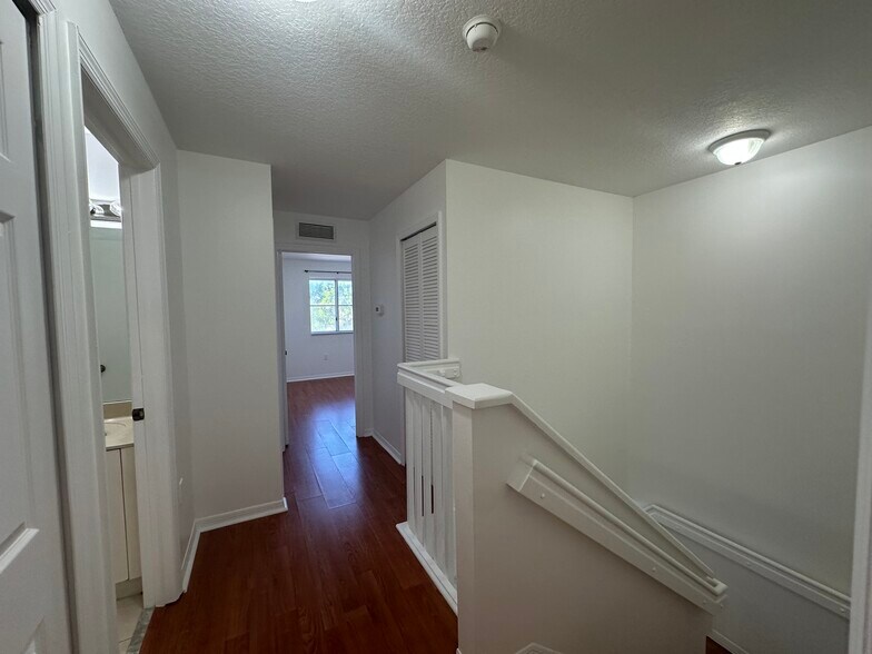 Building Photo - 1712 SE 31st Ct